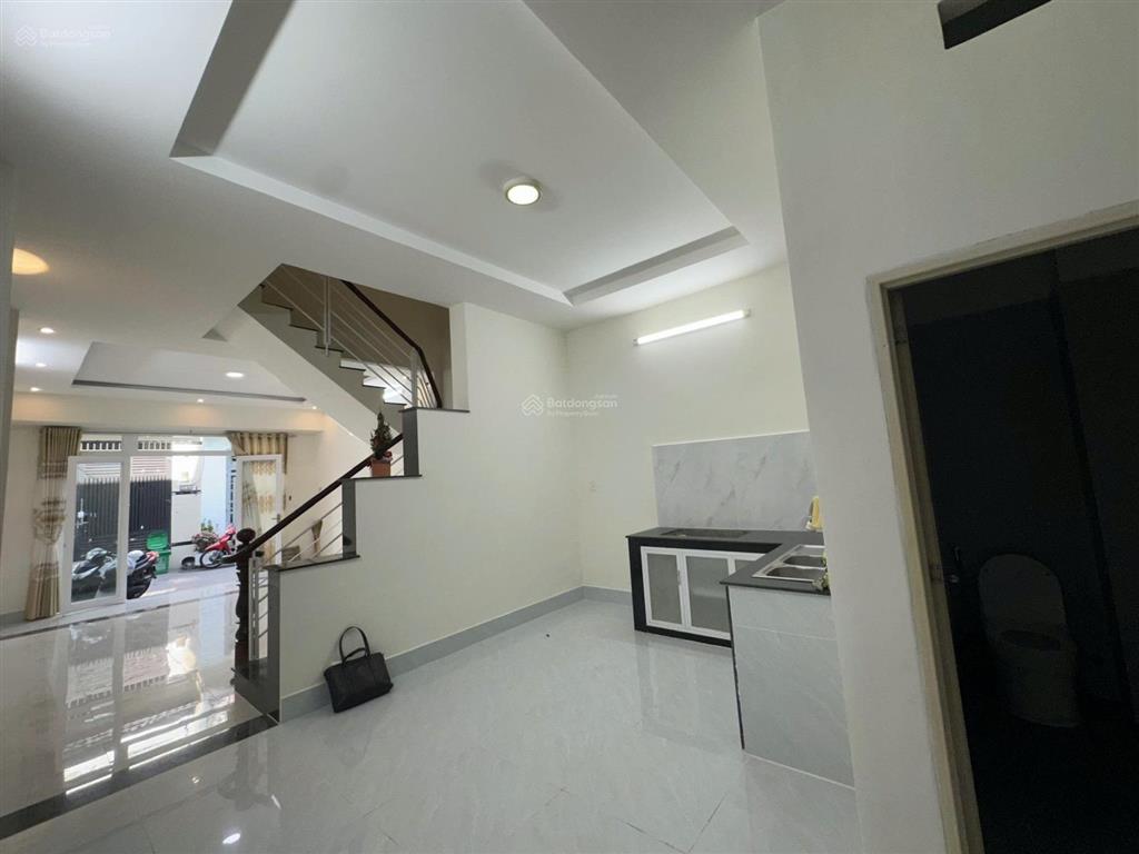 Chỉ 6 tỷ x  nhà 3 lầu gần kdc hồng long sổ hồng hoàn công hẻm xe hơi