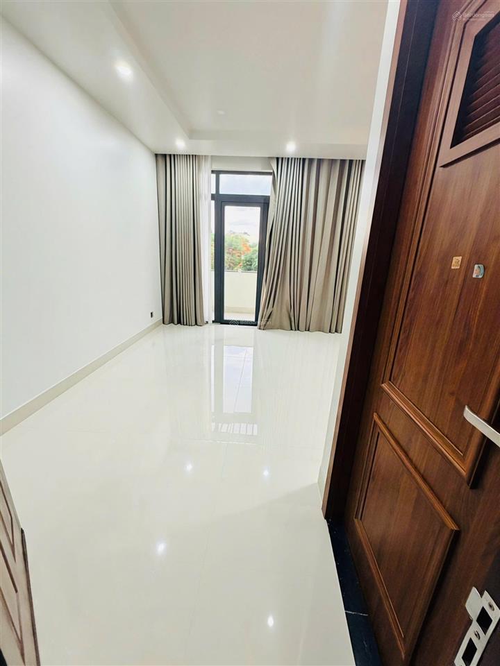 Nhà 4 tầng sát đường đinh thị thi vạn phúc city  vị trí đẹp, thích hợp mở văn phòng