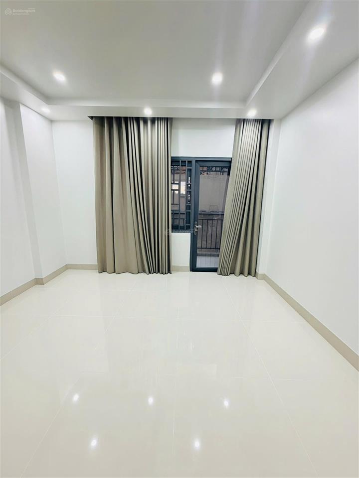 Nhà 4 tầng sát đường đinh thị thi vạn phúc city  vị trí đẹp, thích hợp mở văn phòng