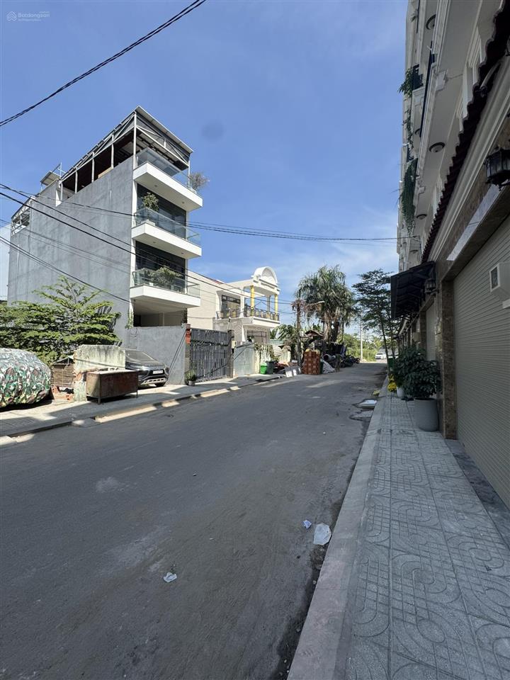 Khu nhà đồng bộ ven sông sg  sát mặt tiền ql13  nhà 4 tầng mới xe hơi đậu trong nhà