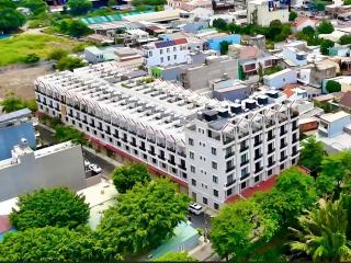 Khu nhà đồng bộ ven sông sg  sát mặt tiền ql13  nhà 4 tầng mới xe hơi đậu trong nhà
