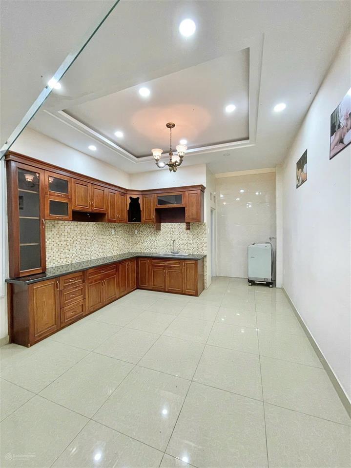 Nhà 4 tầng ngay mặt tiền ql13  kdc hồng đào đẹp và an ninh  có gara ô tô