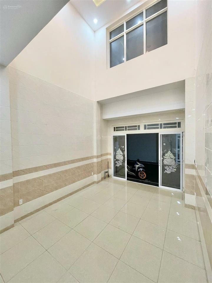 Nhà 4 tầng ngay mặt tiền ql13  kdc hồng đào đẹp và an ninh  có gara ô tô