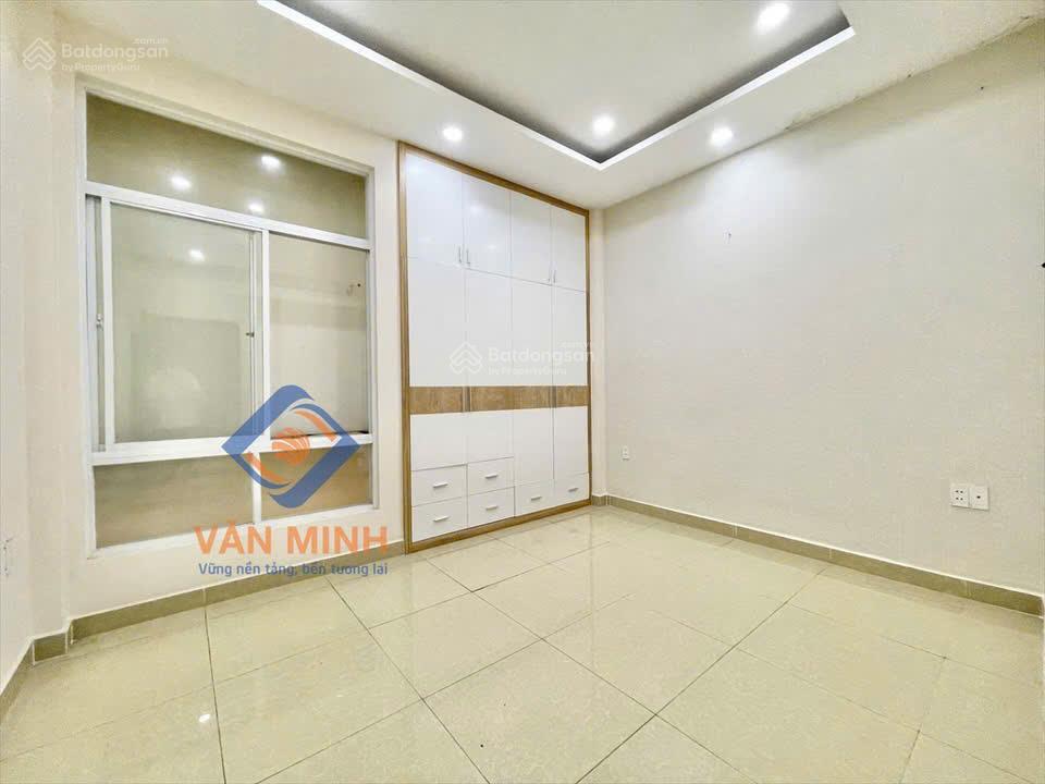 Nhà 4 tầng ngay mặt tiền ql13  kdc hồng đào đẹp và an ninh  có gara ô tô