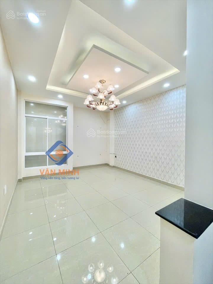 Nhà 4 tầng ngay mặt tiền ql13  kdc hồng đào đẹp và an ninh  có gara ô tô