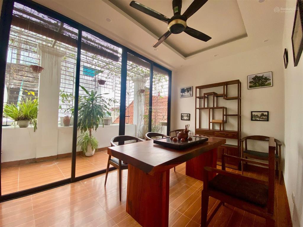 Bán nhà ngõ bồ đề vị trí đẹp  ngõ thoáng  full nội thất dt 40m2 giá 9.6 tỷ