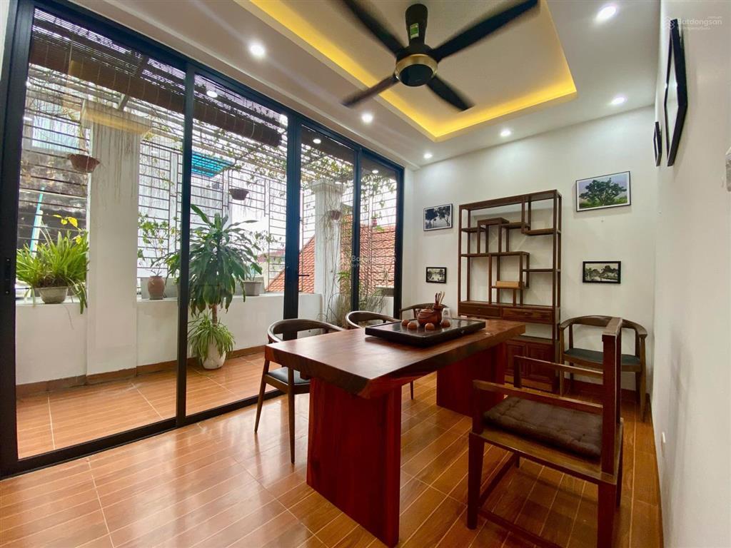 Bán nhà ngõ bồ đề vị trí đẹp  ngõ thoáng  full nội thất dt 40m2 giá 9.6 tỷ