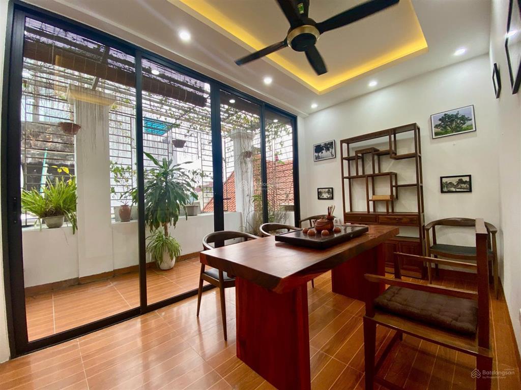 Bán nhà ngõ bồ đề vị trí đẹp  ngõ thoáng  full nội thất dt 40m2 giá 9.6 tỷ