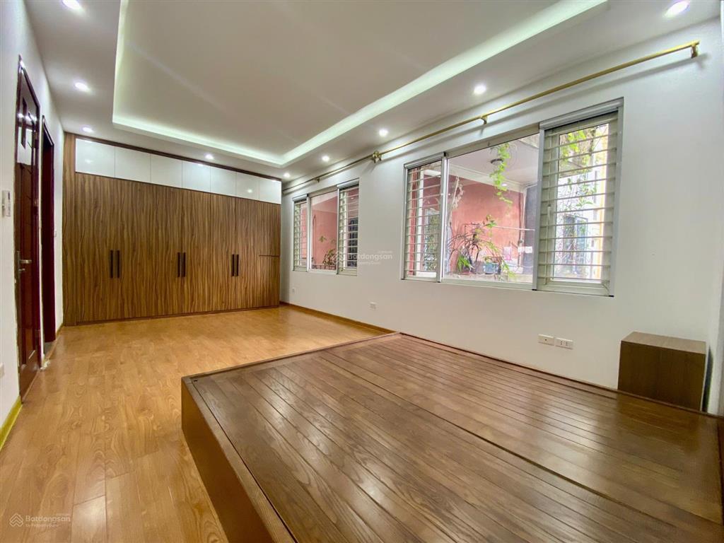 Bán nhà ngõ bồ đề vị trí đẹp  ngõ thoáng  full nội thất dt 40m2 giá 9.6 tỷ