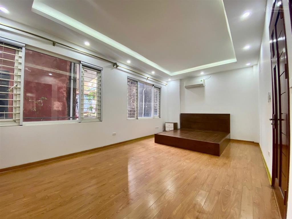 Bán nhà ngõ bồ đề vị trí đẹp  ngõ thoáng  full nội thất dt 40m2 giá 9.6 tỷ