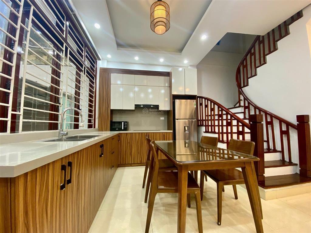 Bán nhà ngõ bồ đề vị trí đẹp  ngõ thoáng  full nội thất dt 40m2 giá 9.6 tỷ