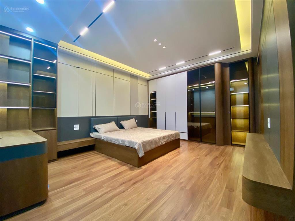 Siêu phẩm 6 tầng thang máy full nội thất cao cấp gần big c long biên giá 11,2 tỷ dt 45m2