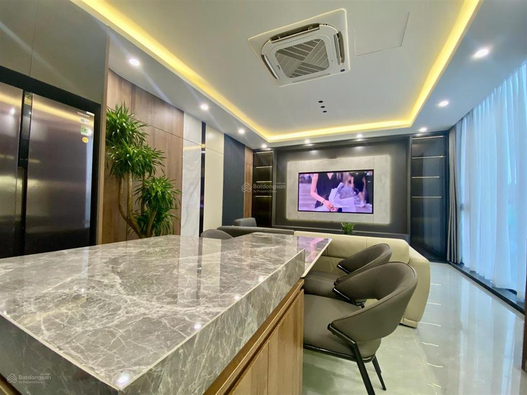 Siêu phẩm 6 tầng thang máy full nội thất cao cấp gần big c long biên giá 11,2 tỷ dt 45m2