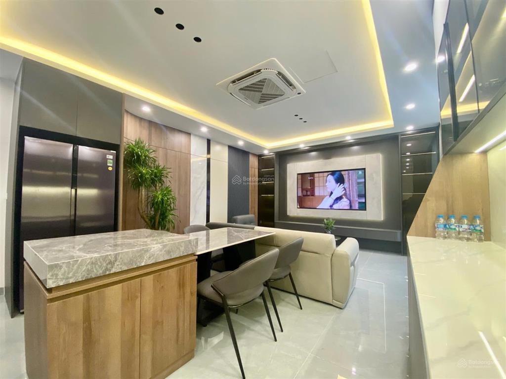 Siêu phẩm 6 tầng thang máy full nội thất cao cấp gần big c long biên giá 11,2 tỷ dt 45m2