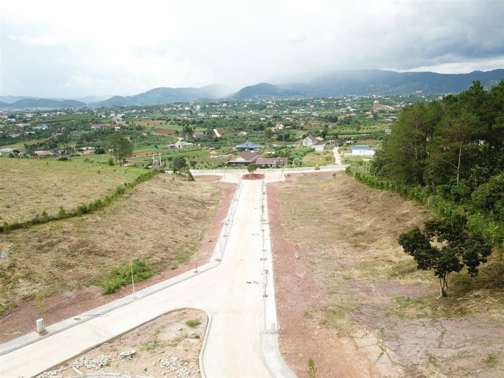 Đất full thổ cư ven đà lạt. sát đồi thông cực kì phù hợp để làm nhà nghỉ dưỡng. hạ tầng hoàn thiện