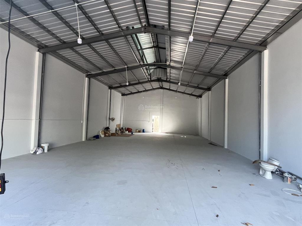 Cho thuê xưởng mới 260m2 tân bình dĩ an đường nhựa xe tải hết tấn