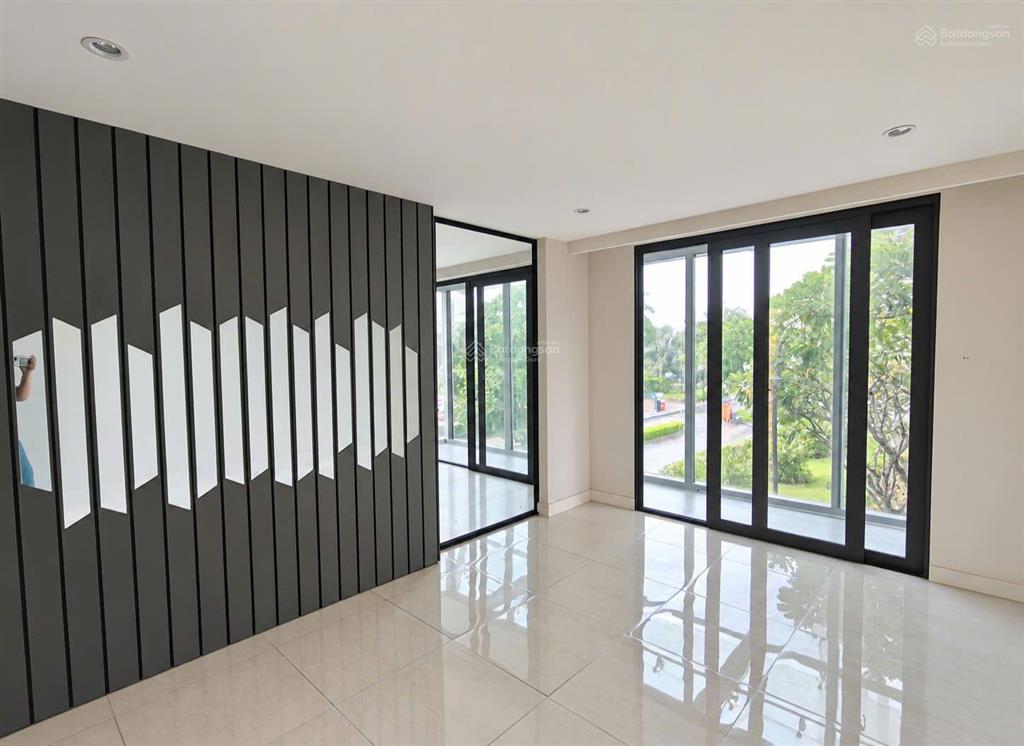 Shophouse căn góc 130m2, 1 trệt 1 lầu, chung cư luxgarden q7