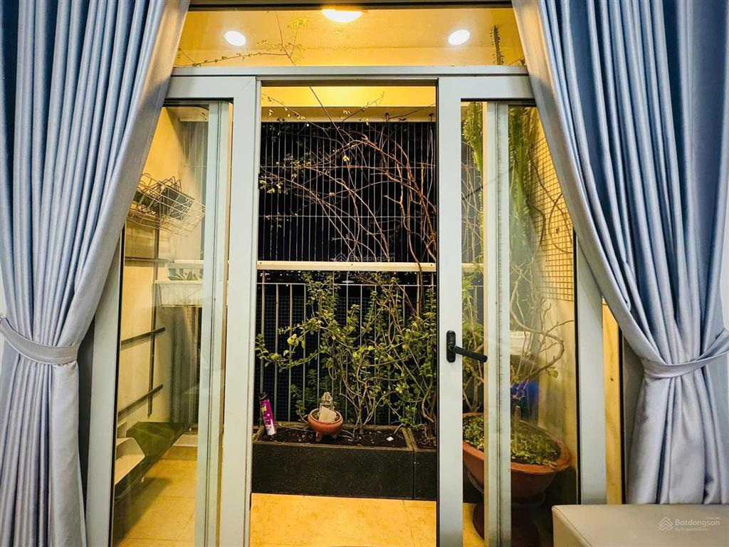 Cho thuê căn góc 2pn 68m2, luxgarden q7