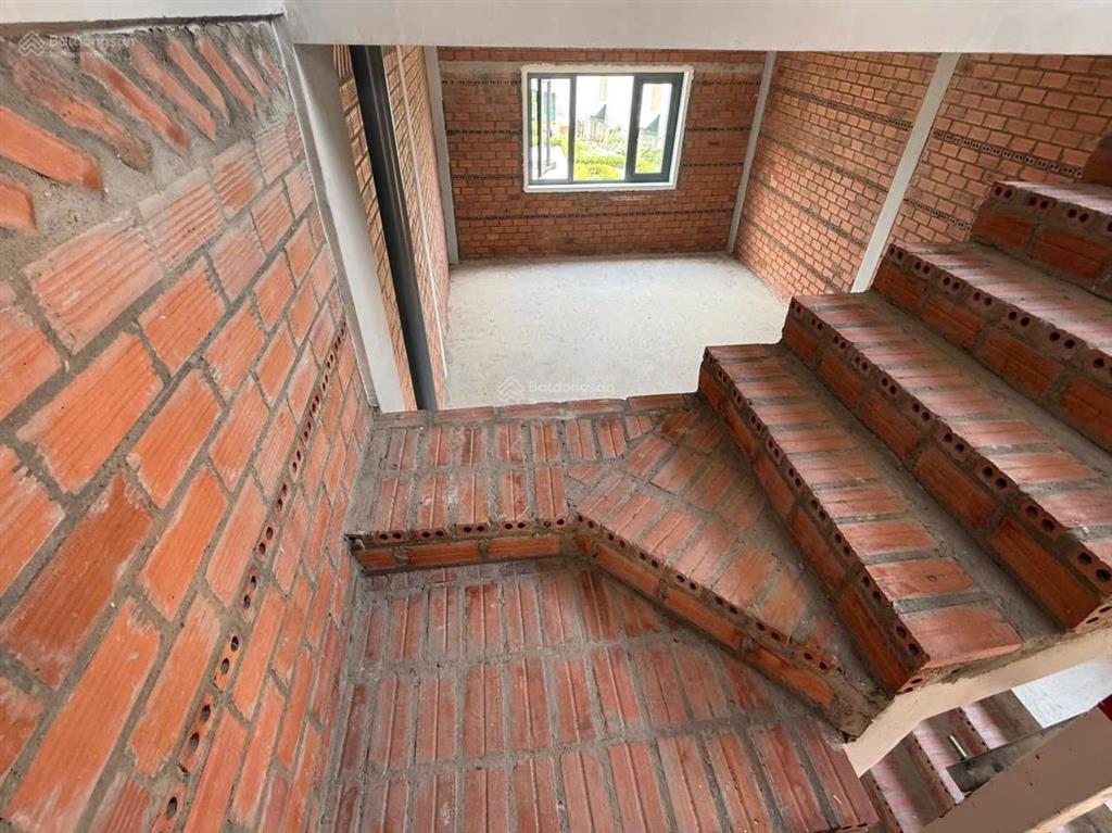 Bán nhà 1 trệt 2 lầu 1 tum 4 phòng sổ hồng riêng đường nhựa ô tô thông chỉ cần 700tr nhận nhà