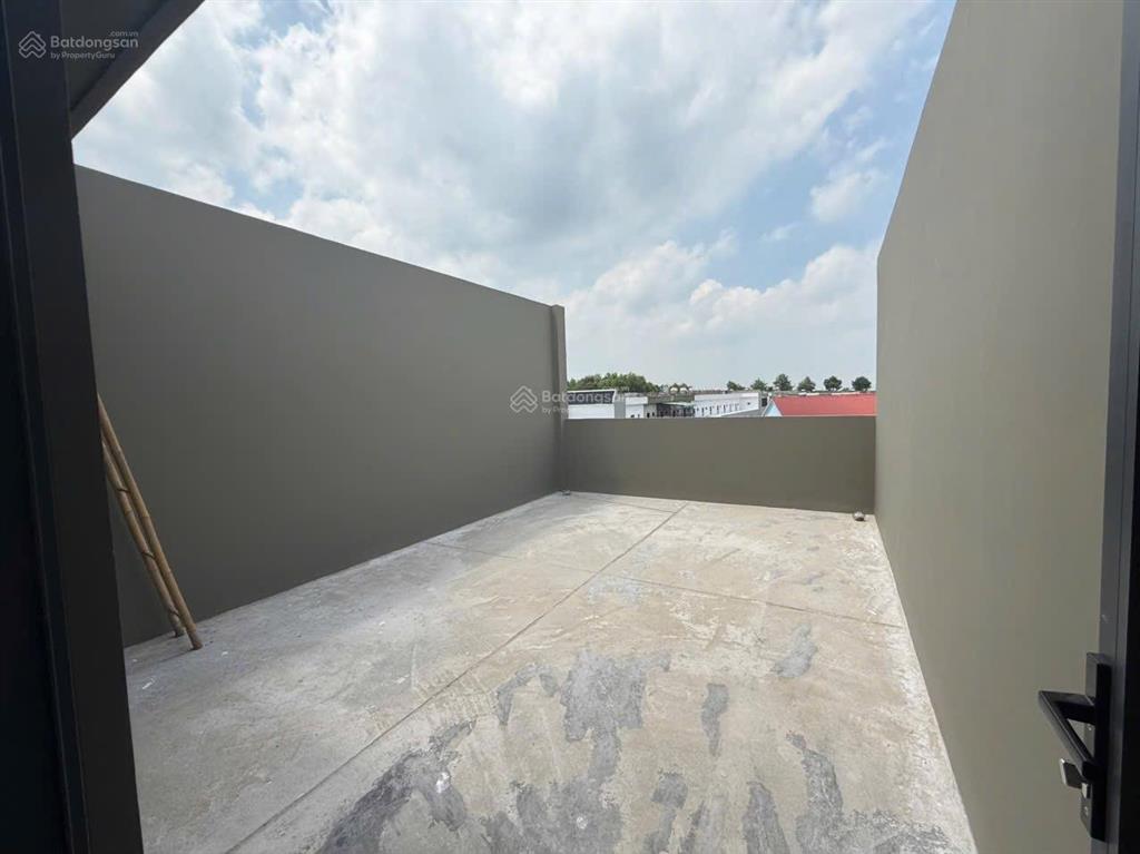 Bán nhà 1 trệt 2 lầu 1 tum 4 phòng sổ hồng riêng đường nhựa ô tô thông chỉ cần 700tr nhận nhà