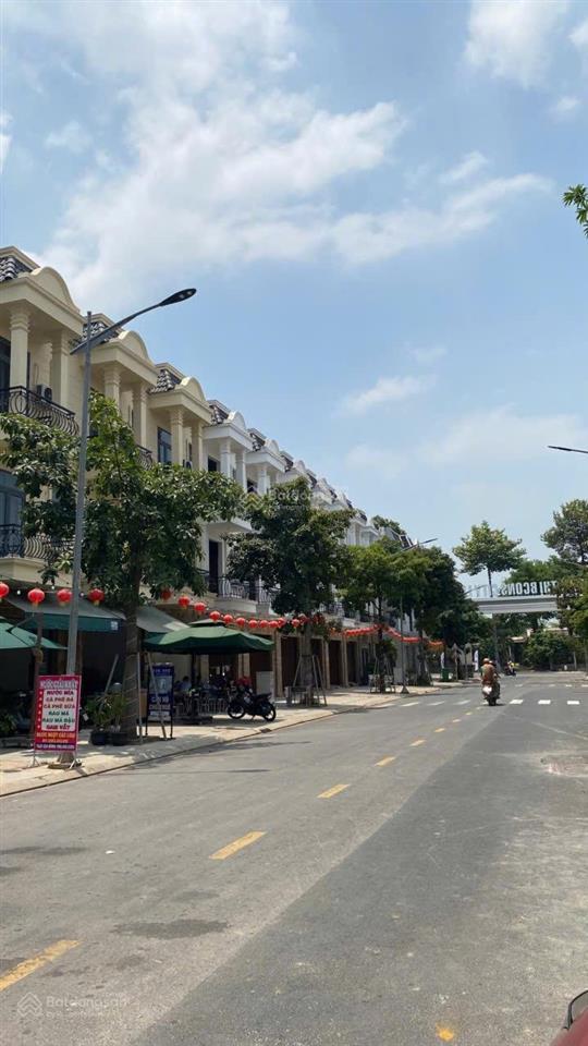Bán nhà 1 trệt 2 lầu 1 tum 4 phòng sổ hồng riêng đường nhựa ô tô thông chỉ cần 700tr nhận nhà