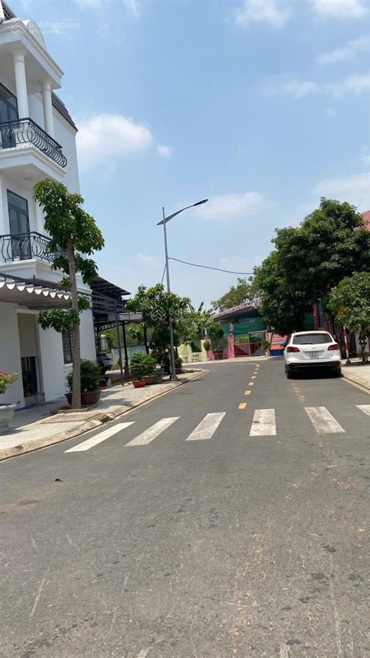 Bán nhà 1 trệt 2 lầu 1 tum 4 phòng sổ hồng riêng đường nhựa ô tô thông chỉ cần 700tr nhận nhà