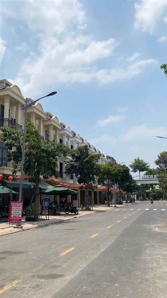 Bán nhà 1 trệt 2 lầu 1 tum 4 phòng sổ hồng riêng đường nhựa ô tô thông chỉ cần 700tr nhận nhà
