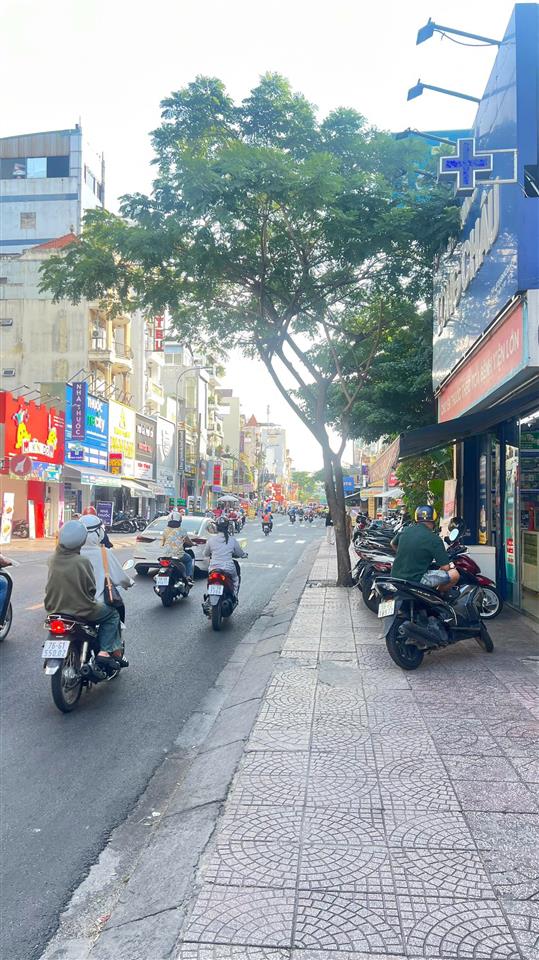 Mặt tiền trường chinh  p.12 ngang 4m, dt đất 200m2, nhà 3 tầng, giá 26,5 tỷ