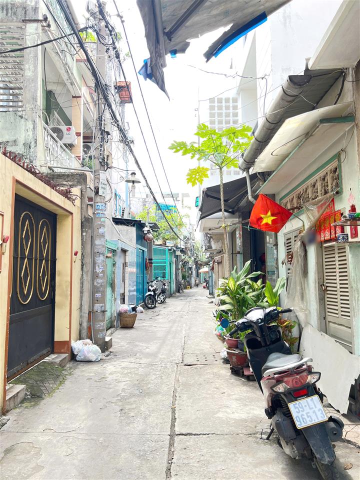 Nhà 3 tầng (6.5x18m) nở hậu hẻm thông đường Phong Phú P12Q8. Giá: 9.9 tỷ
