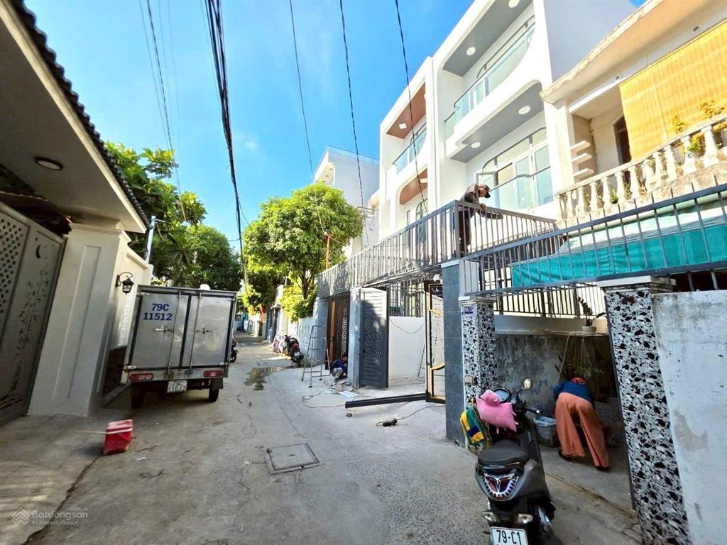 Chỉ 7,950 tỷ bán nhà 3 tầng hẻm ô tô đường nguyễn biểu, phường bắc nha trang0964 326 ***