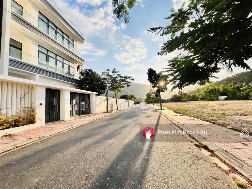 Cần bán nhanh lô đất nền biệt thự 300m² ven sông tắc nha trang giá 20 triệu/m2.