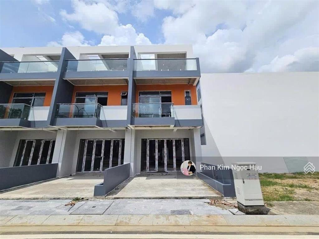 Bán căn nhà 3 tầng đường số 60 thông hồ bơi  mỹ gia gói 8 capella nha trang