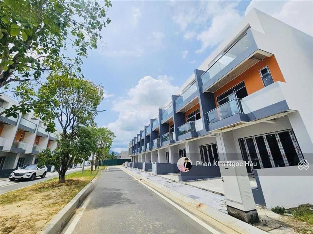 Bán căn nhà 3 tầng đường số 60 thông hồ bơi  mỹ gia gói 8 capella nha trang