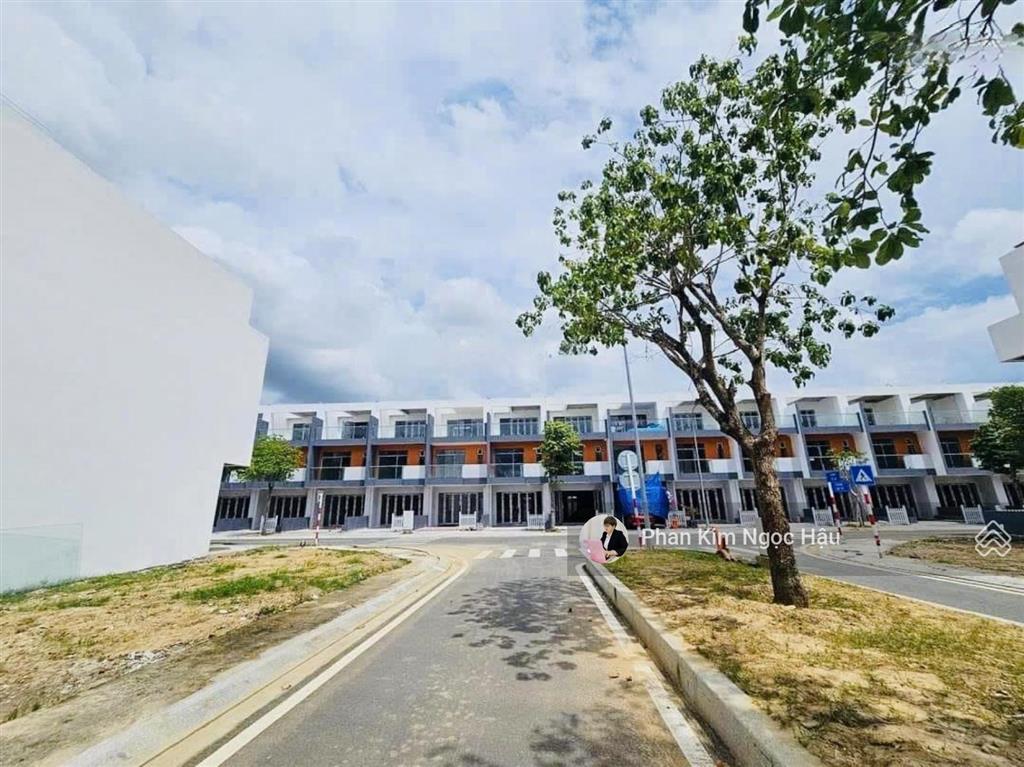 Bán căn nhà 3 tầng đường số 60 thông hồ bơi  mỹ gia gói 8 capella nha trang