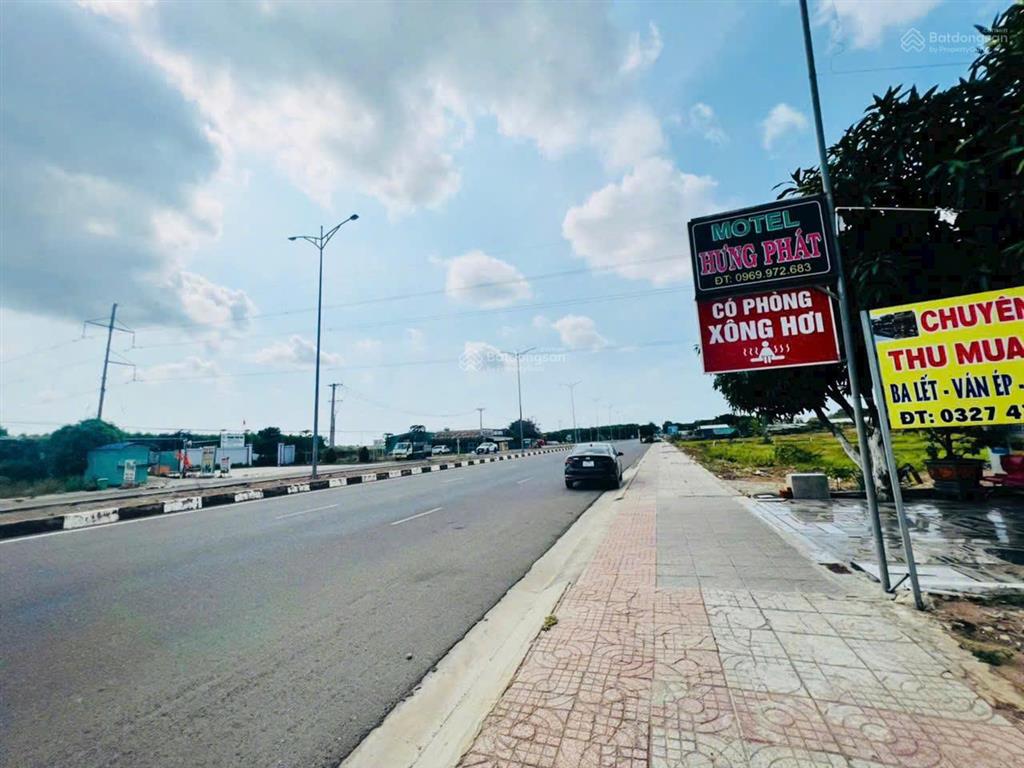 Hàng hiếm  ngay đầu cổng kcn đất đỏ  kinh doanh buôn bán quá đẹp