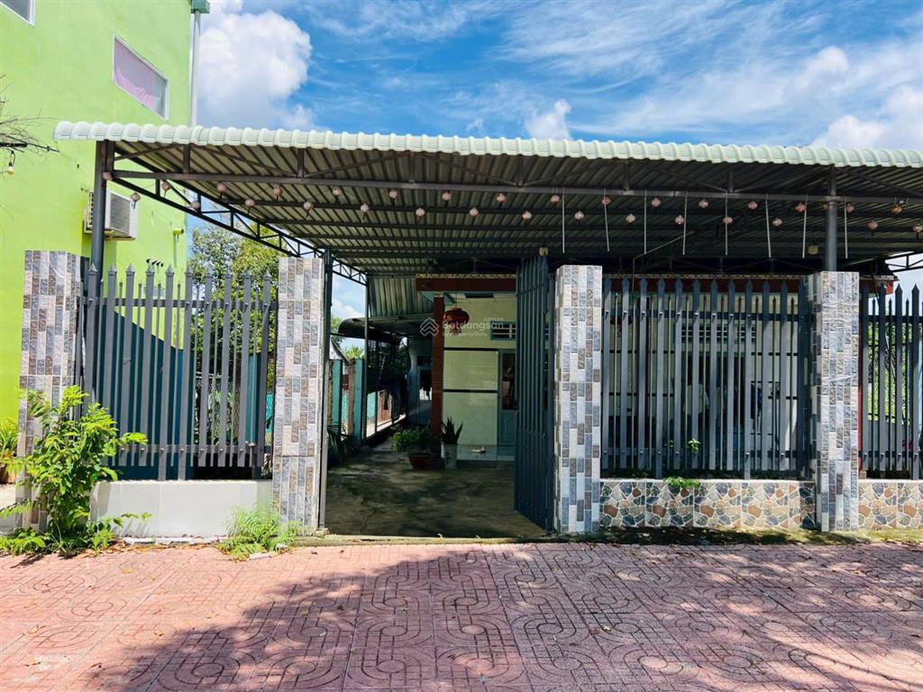Duy nhất 1 căn nhà cấp 4 xây dựng kiên cố mặt tiền đường chính tỉnh lộ 52 thị trấn đất đỏ