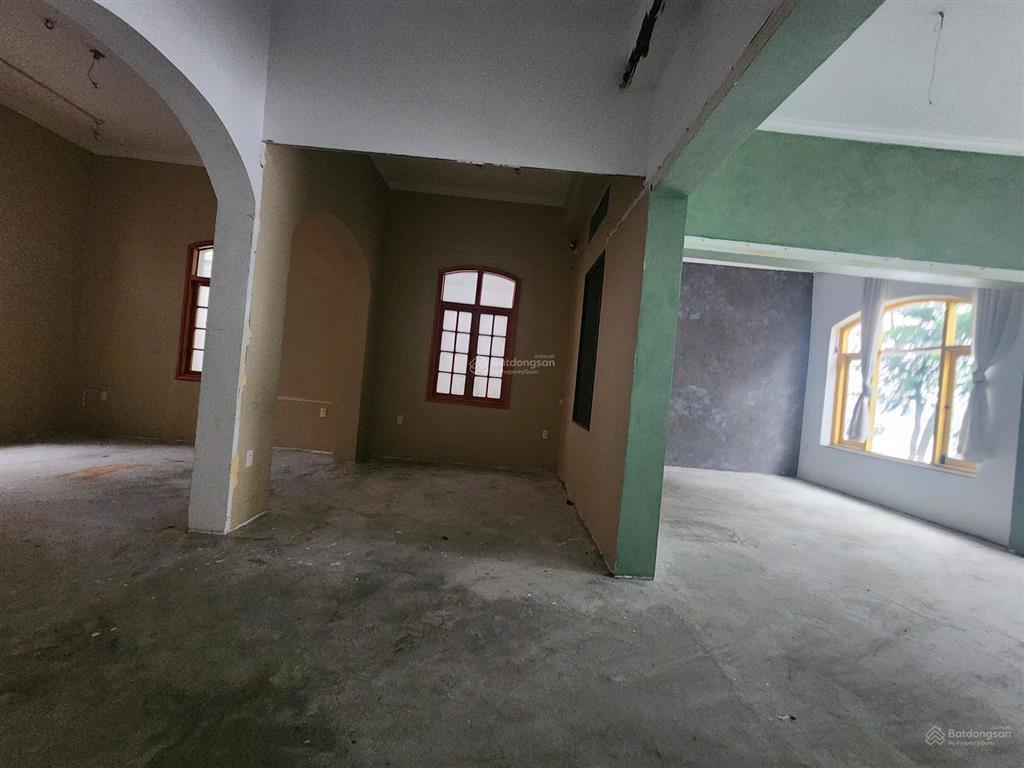 Cho thuê nhà mặt phố quảng an tây hồ hà nội trực diện hồ tây. mặt phố quảng an.phù hợp làm quán bar