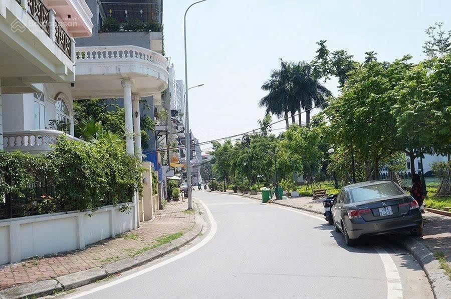 Cho thuê nhà mặt phố quảng an tây hồ hà nội trực diện hồ tây. mặt phố quảng an.phù hợp làm quán bar