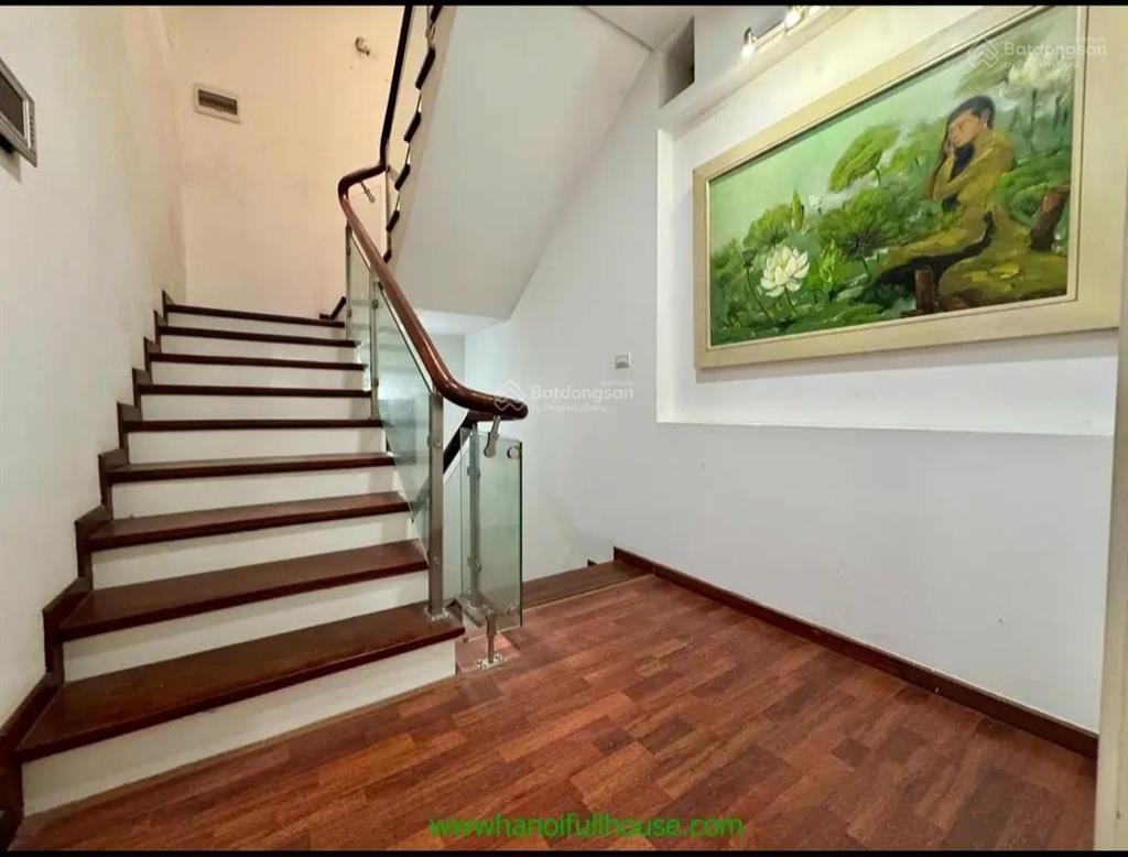 Ngôi nhà sân vườn, oto đỗ trong nhà. 4 phòng ngủ, đủ đồ ở tứ liên.âu cơ .tây hồ