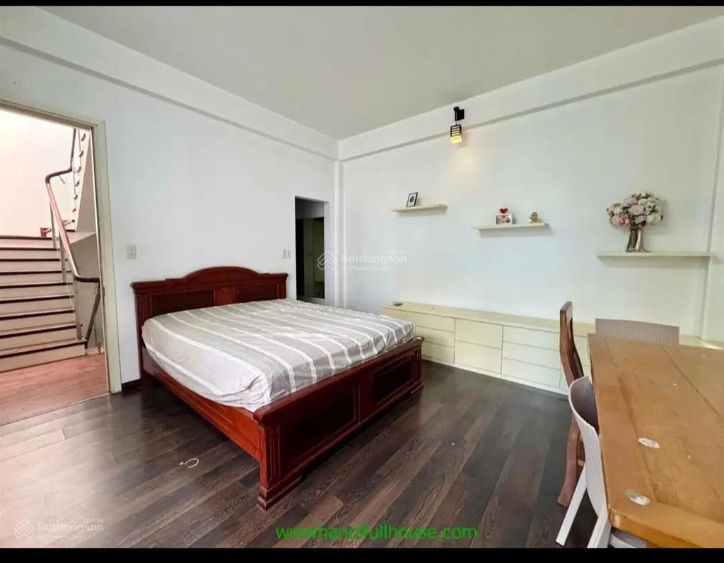 Ngôi nhà sân vườn, oto đỗ trong nhà. 4 phòng ngủ, đủ đồ ở tứ liên.âu cơ .tây hồ