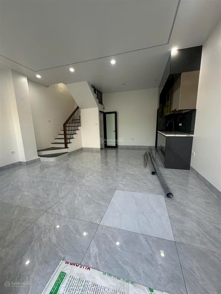 Cho thuê nhà 2 tầng xây mới ngõ 374 âu cơ diện tích 32.5m2, mặt tiền 5m thiết kế hiện đại
