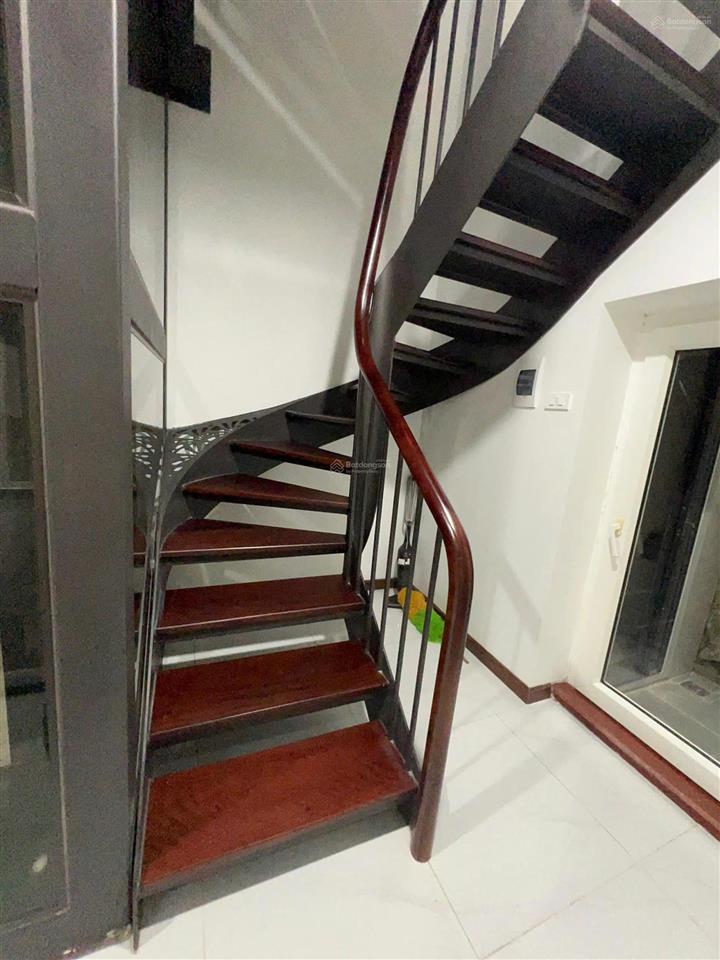 Cho thuê nhà 399 âu cơ, tây hồ. diện tích 150 m2 x 5 tầng, phù hợp cho văn phòng ,công ty ,