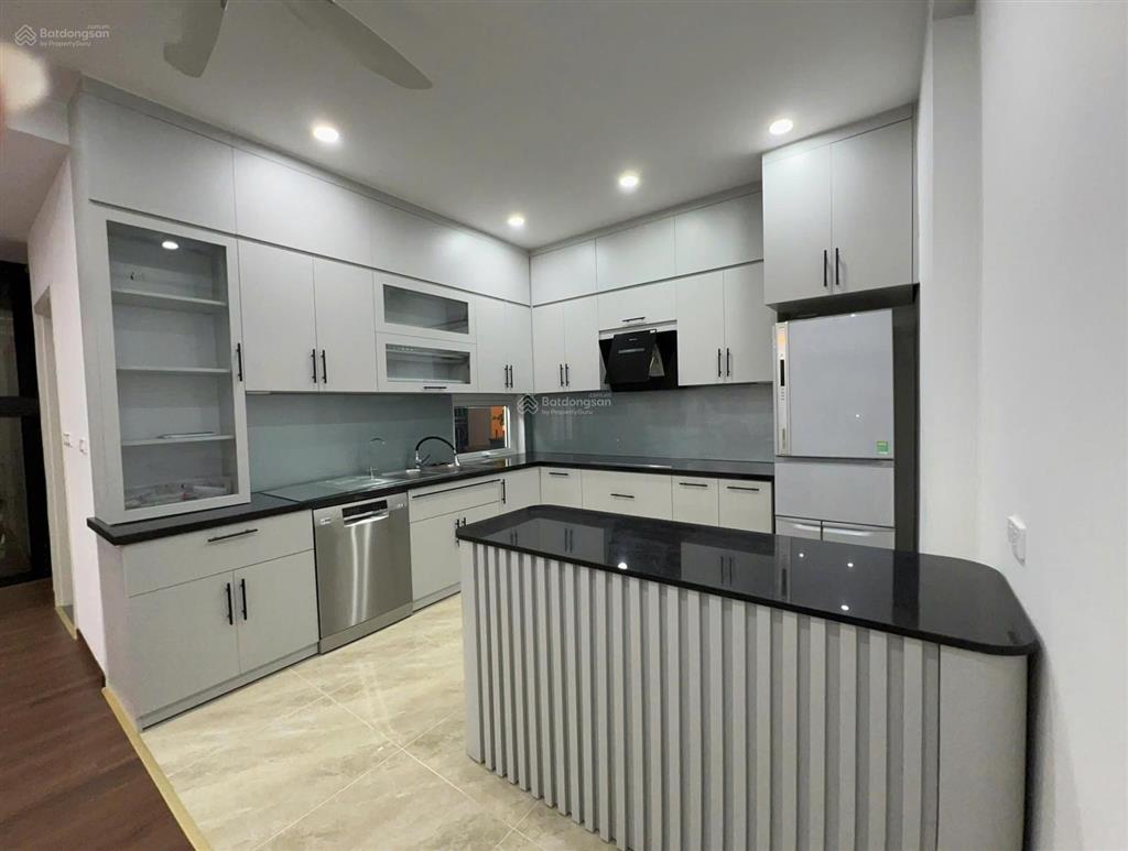 Cho thuê nhà 399 âu cơ, tây hồ. diện tích 150 m2 x 5 tầng, phù hợp cho văn phòng ,công ty ,