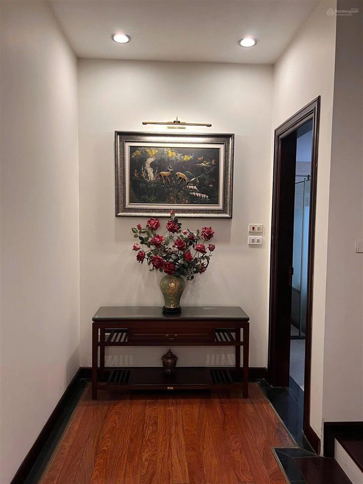 Cần cho thuê nhà biệt thự tô ngọc vân, tây hồ có gara ô tô (ô tô nhỏ vào vừa)