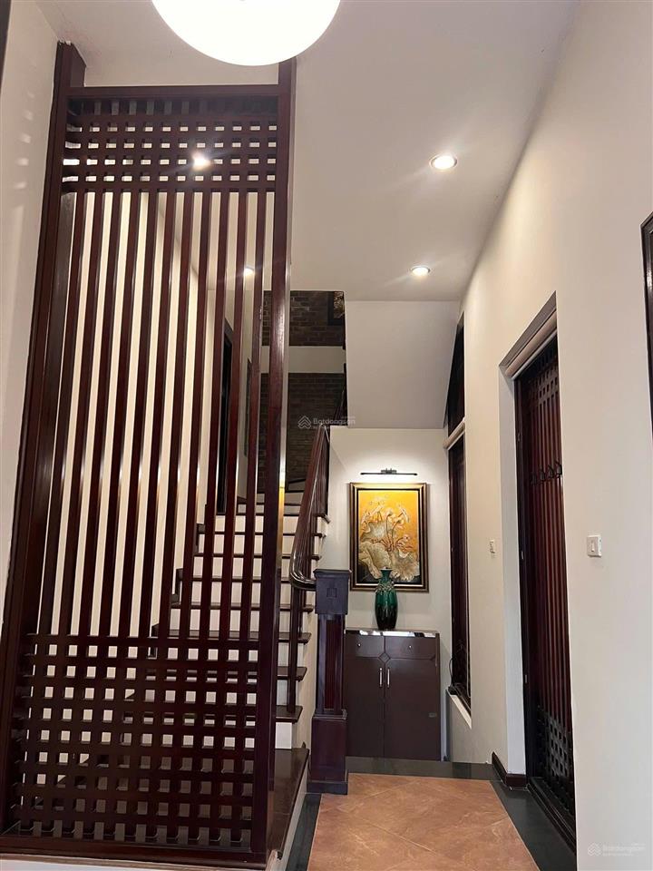 Cần cho thuê nhà biệt thự tô ngọc vân, tây hồ có gara ô tô (ô tô nhỏ vào vừa)
