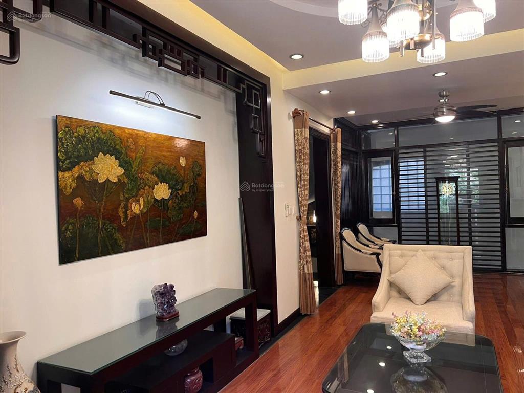 Cần cho thuê nhà biệt thự tô ngọc vân, tây hồ có gara ô tô (ô tô nhỏ vào vừa)