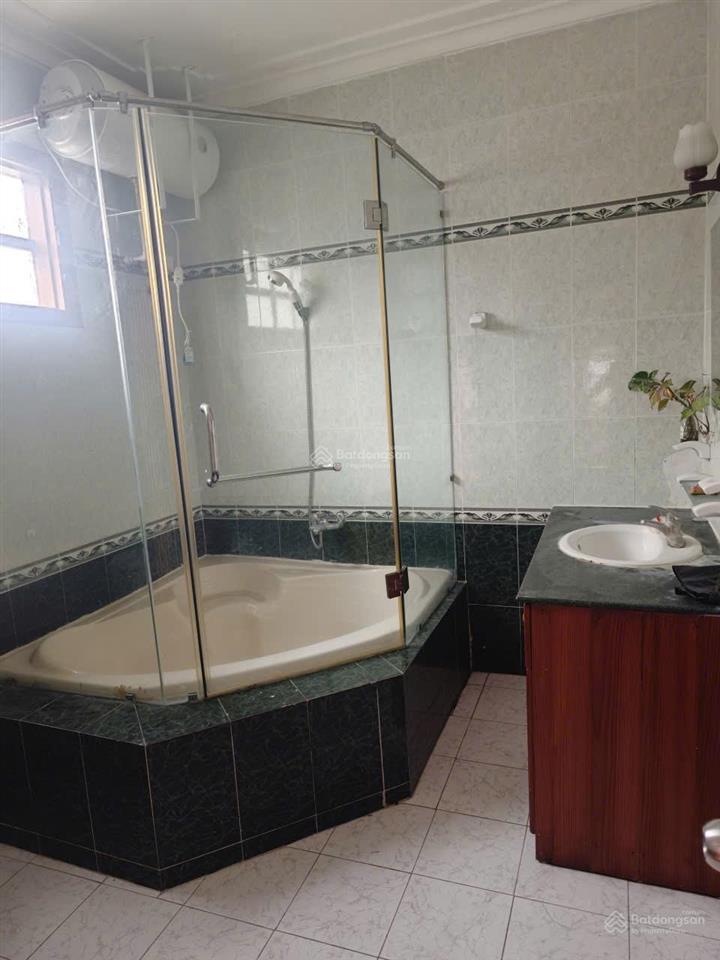 Cho thuê nhà lô góc view hồ tây quảng khánh. dt 145m, 5 tầng, 5 ngủ có bể bơi riêng