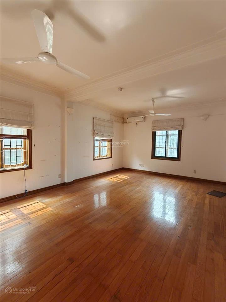 Cho thuê nhà lô góc view hồ tây quảng khánh. dt 145m, 5 tầng, 5 ngủ có bể bơi riêng