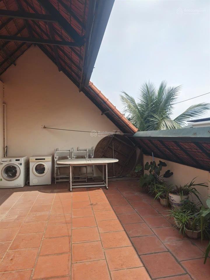 Cho thuê nhà lô góc view hồ tây quảng khánh. dt 145m, 5 tầng, 5 ngủ có bể bơi riêng
