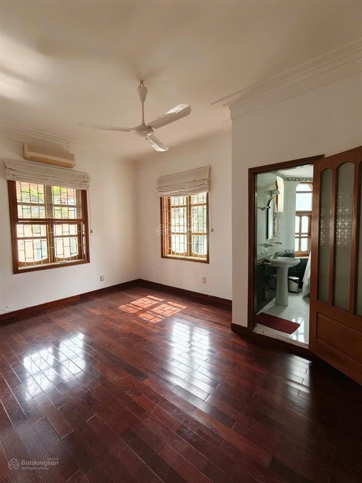 Cho thuê nhà lô góc view hồ tây quảng khánh. dt 145m, 5 tầng, 5 ngủ có bể bơi riêng